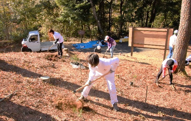 「フォンテーヌ緑の森スマイル活動」地球環境保護を目的に静岡県立森林公園で、約100本のアカマツを植樹