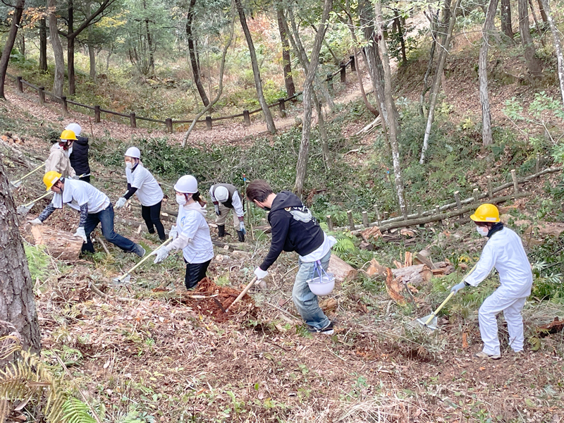 2023.12.05 フォンテーヌ緑の森キャンペーン～緑の森スマイル活動～ 静岡県立森林公園で、苗木植樹に向けて、地ならしを行いました