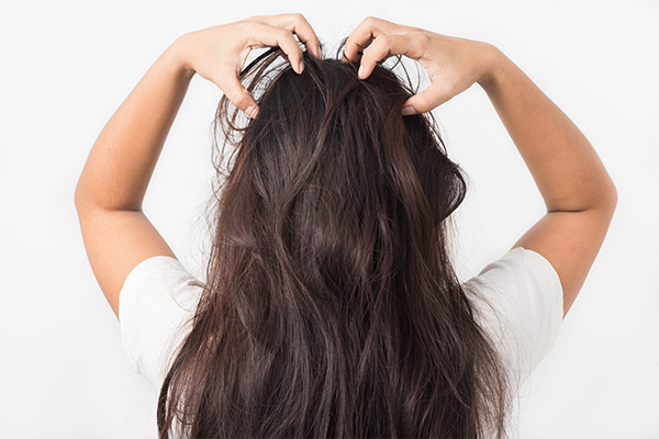 女性の頭皮の臭いの原因は 確認方法と原因 対策 カミわざ