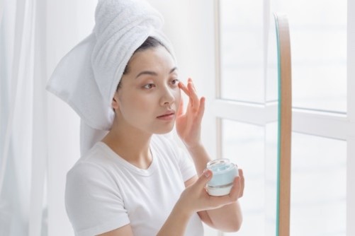 女性とドライヤー