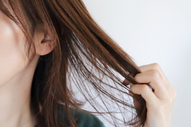 女性とドライヤー